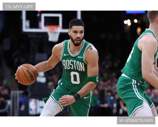 主场收官战迎回塔图姆，绿军观众晒出超大头照欢迎